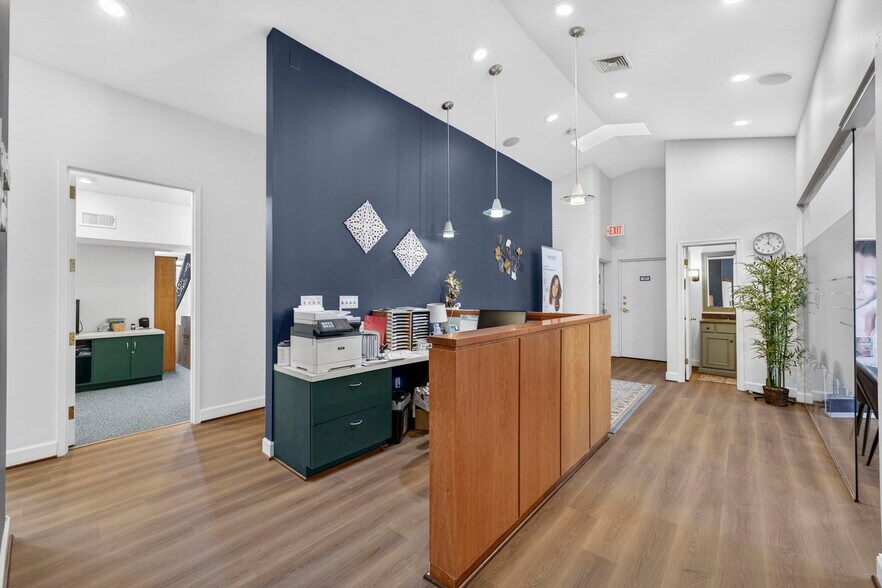 More Photos Of 10130-10134 Colvin Run Rd, Great Falls Medical For Lease