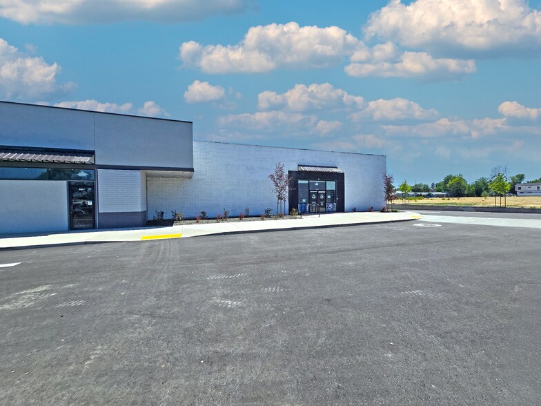More Photos Of 1600 N Main St, Meridian General Retail For Lease