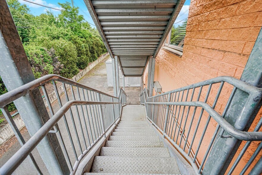 More Photos Of 2200 Arthur Kill Rd, Staten Island Distribution For Sale