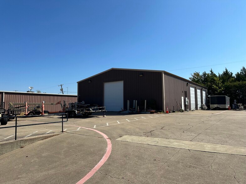 More Photos Of 609 S 4th Ave, Mansfield Showroom For Lease