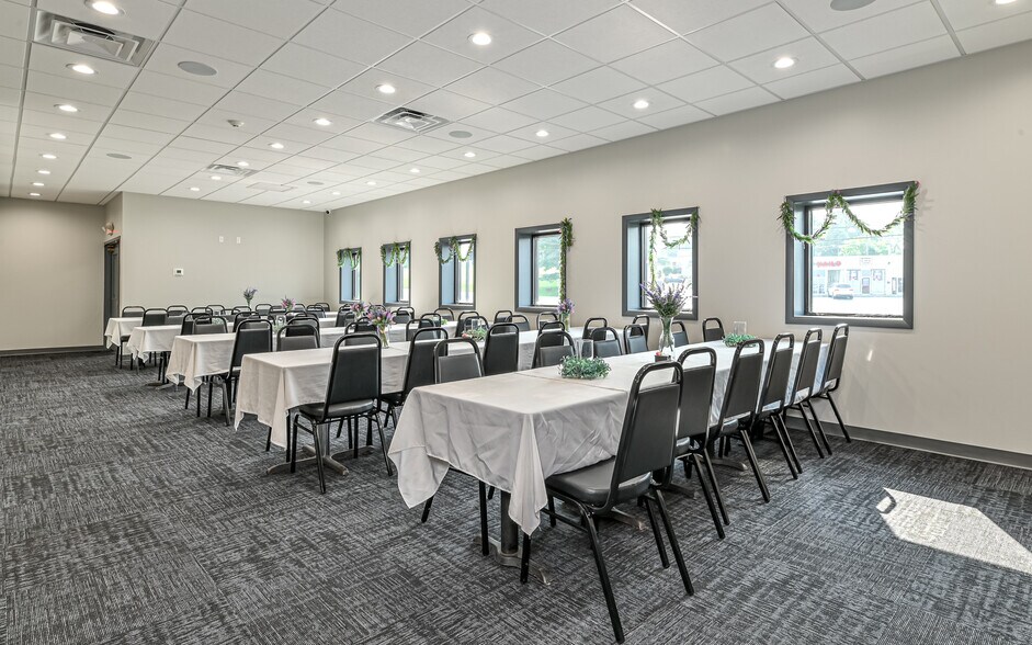 More Photos Of 2615 Freeport Rd, Natrona Heights Bar For Lease