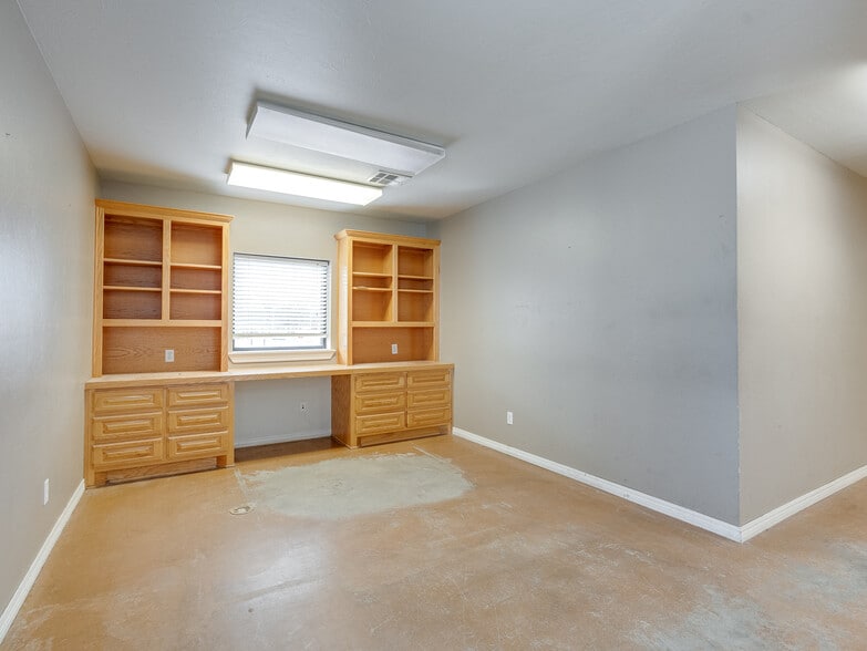 More Photos Of 122 N Hickory, Roff Flex For Sale