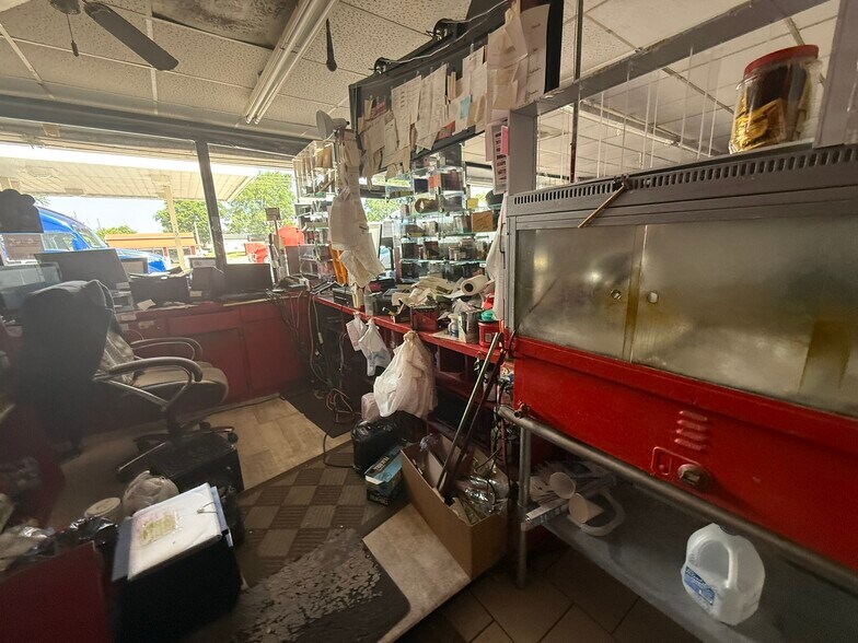 More Photos Of 319 Choctaw Ave, Savanna Convenience Store For Sale