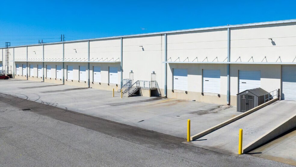 More Photos Of 351 30th St SE, Tampa Warehouse For Sale