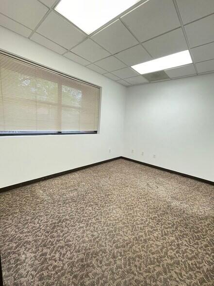 More Photos Of 215 Oak Dr S, Lake Jackson Medical For Lease