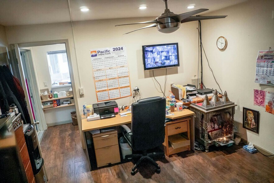 More Photos Of 201 Continental Dr, Junction City Hotel For Sale