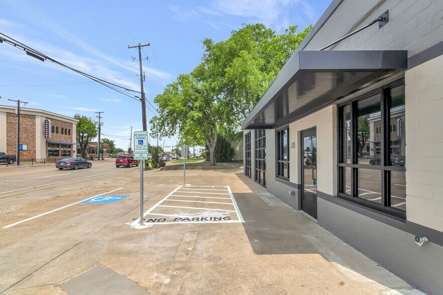 More Photos Of 135 S Main St, Keller General Retail For Sale
