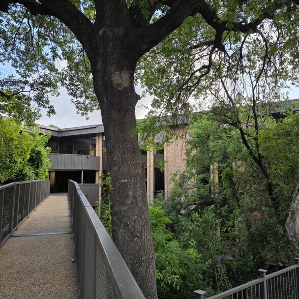 More Photos Of 1524 S Interstate 35 S, Austin Office For Lease