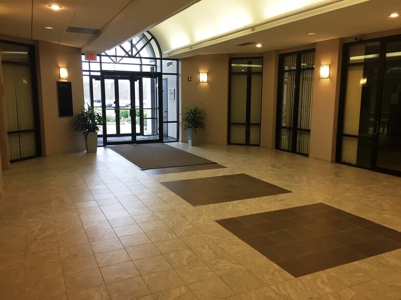 More Photos Of 3100 W Higgins Rd, Hoffman Estates Medical For Lease