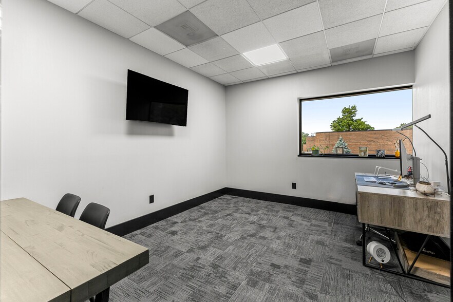 More Photos Of 15360 S Commerce Dr, Dearborn Office For Sale