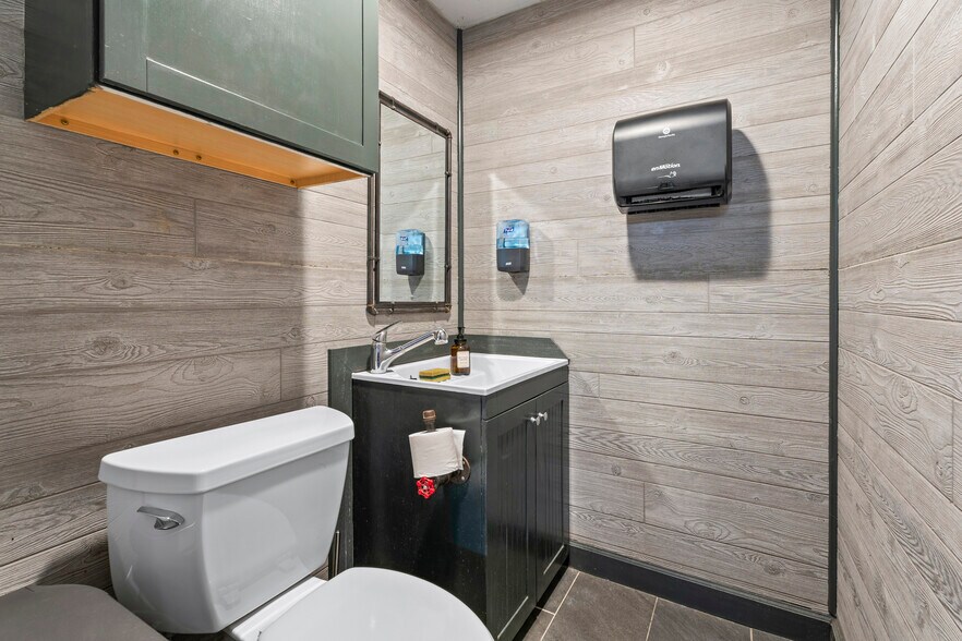 More Photos Of 9902 Franklin Rd, Houston Self Storage For Sale