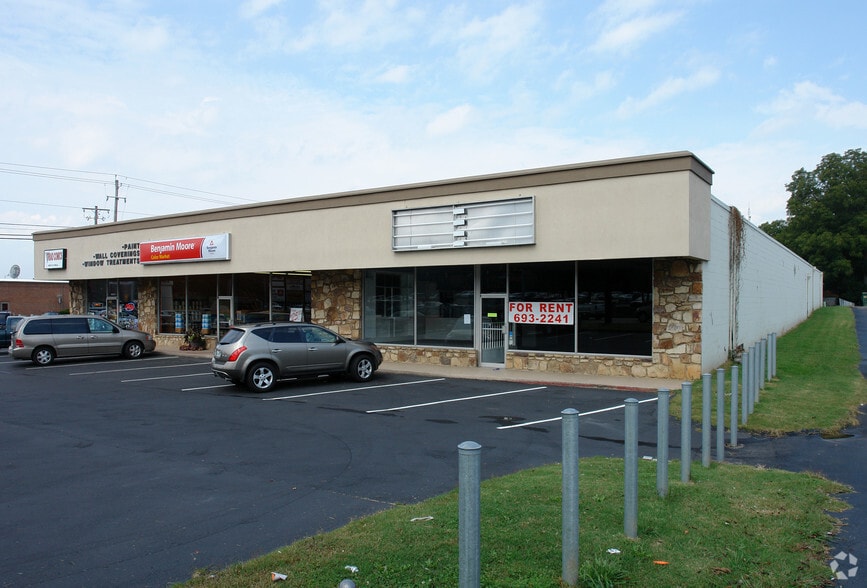 More Photos Of 9715-9727 Kingston Pike, Knoxville Freestanding For Lease