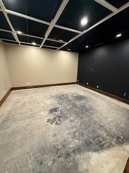 More Photos Of 149-175 E Cove Ave, Wheeling Storefront For Lease