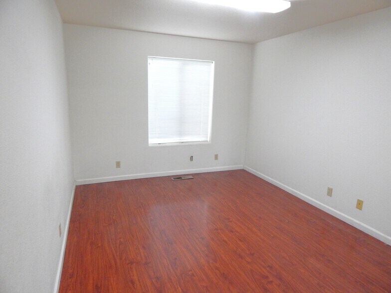 More Photos Of 1562 NE Vine St, Roseburg Office For Lease