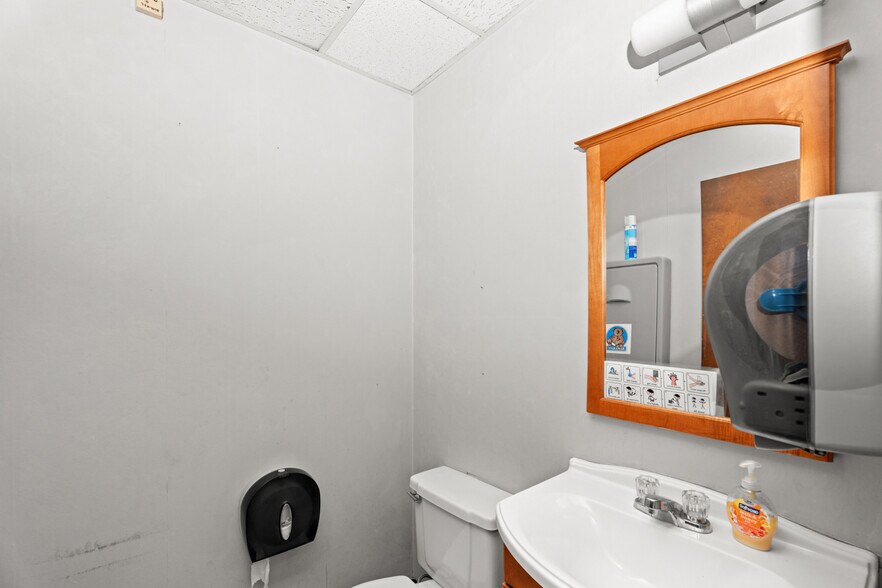 More Photos Of 1212 S Air Depot Blvd, Oklahoma City Office For Sale
