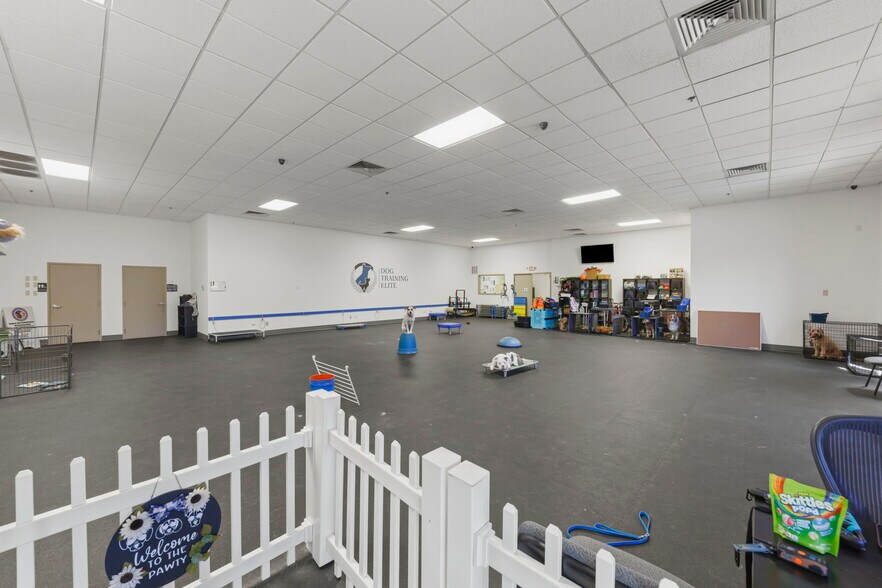 More Photos Of 1488 Bond St, Naperville Office For Sale