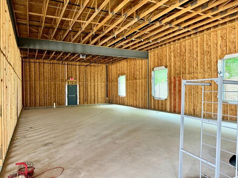 More Photos Of 821 W New Hope Dr, Cedar Park General Retail For Sale