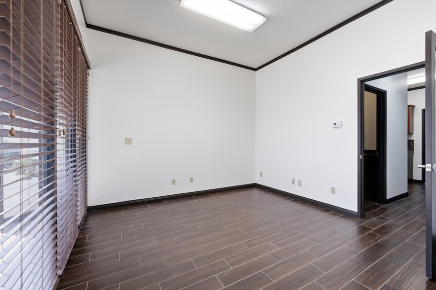More Photos Of 42207 6th St W, Lancaster Warehouse For Lease