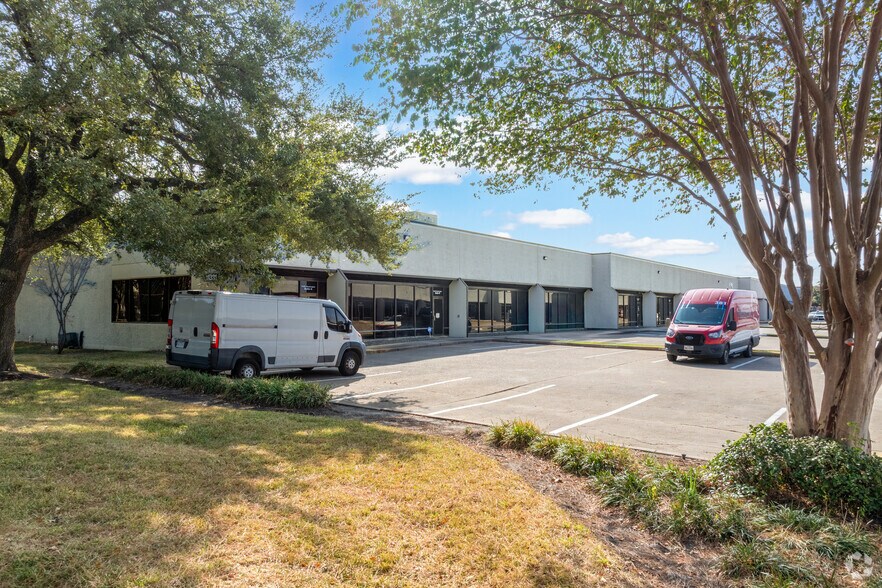 More Photos Of 11381 Meadowglen Ln, Houston Unknown For Lease