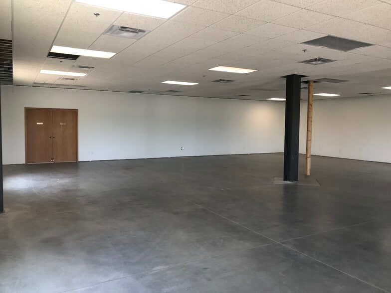 More Photos Of 209 County Road 156, Albany Showroom For Sale