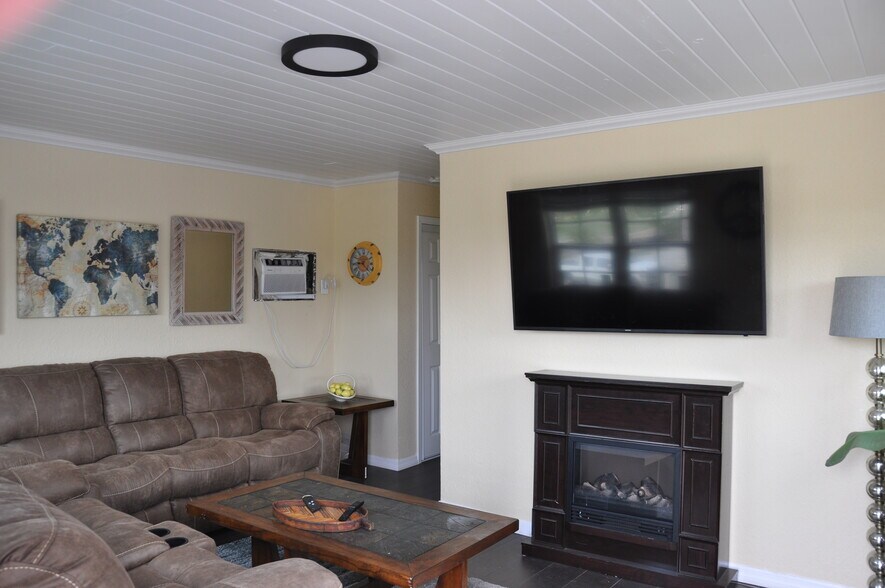 More Photos Of 409 Madison Ave, Clearwater Religious Facility For Lease