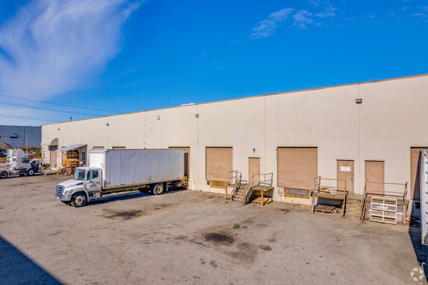 More Photos Of 7073 Venture St, Delta Warehouse For Lease