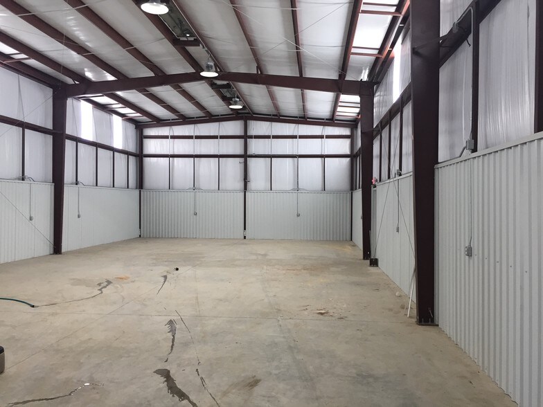 More Photos Of 5711 Clementshire St, Houston Warehouse For Lease