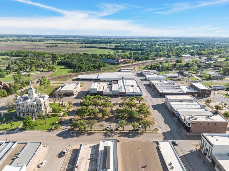More Photos Of 107 W Main St, Cameron Storefront Retail Office For Lease