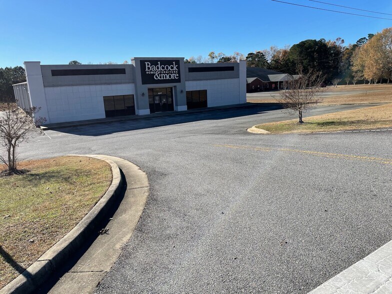 More Photos Of 6377 Oak St, Eastman Freestanding For Sale