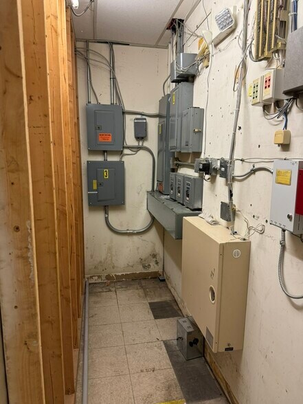 More Photos Of 651 Carey Ave, Hanover Township Freestanding For Lease