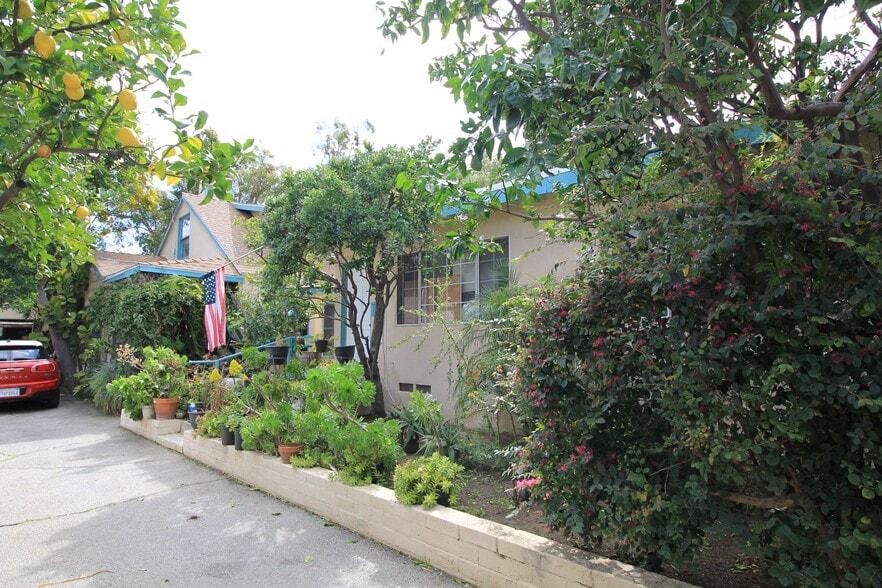 More Photos Of 10438 Scoville Ave, Sunland Apartments For Sale