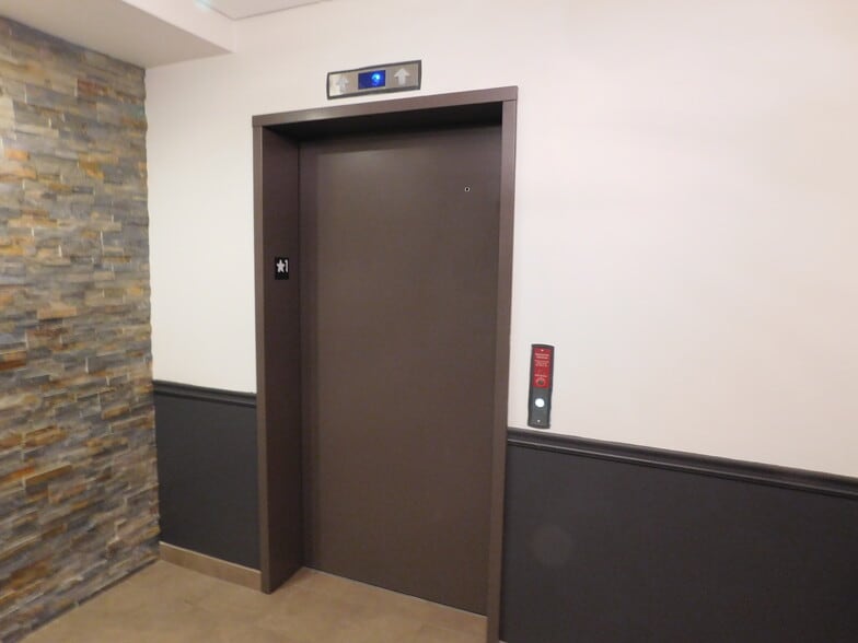 More Photos Of 9 Madbury Rd, Durham Storefront Retail Office For Lease