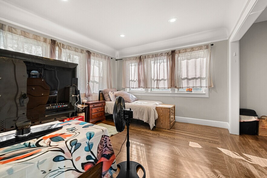 More Photos Of 320 Taylor Rd, Newcastle Specialty For Sale