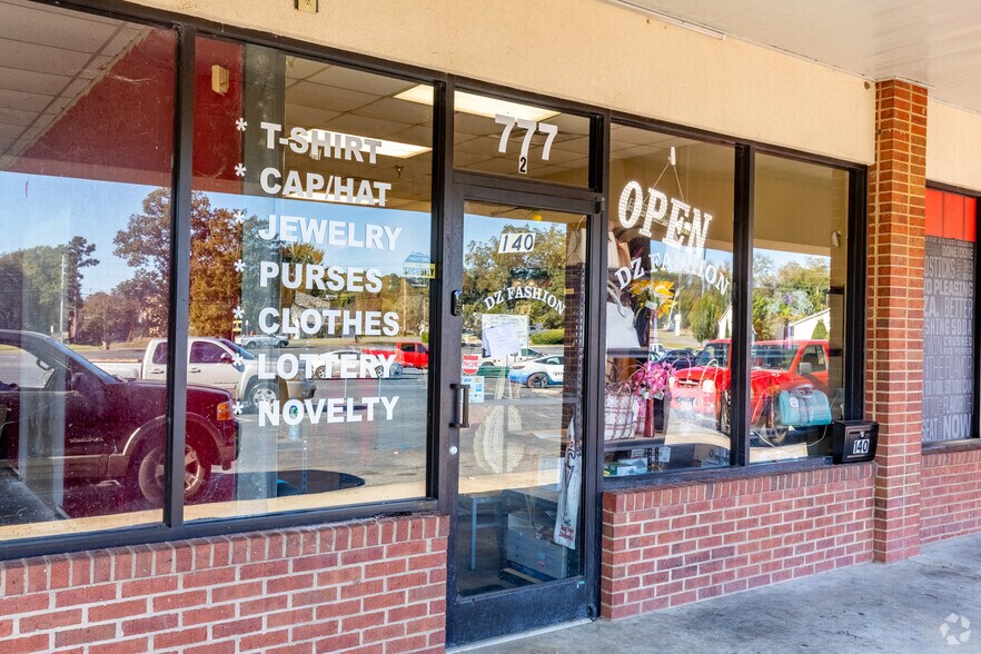 More Photos Of 140 W Dykes St, Cochran Supermarket For Lease