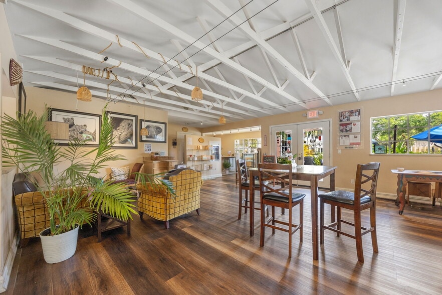 More Photos Of 780 Seagate Ave, Naples Freestanding For Lease