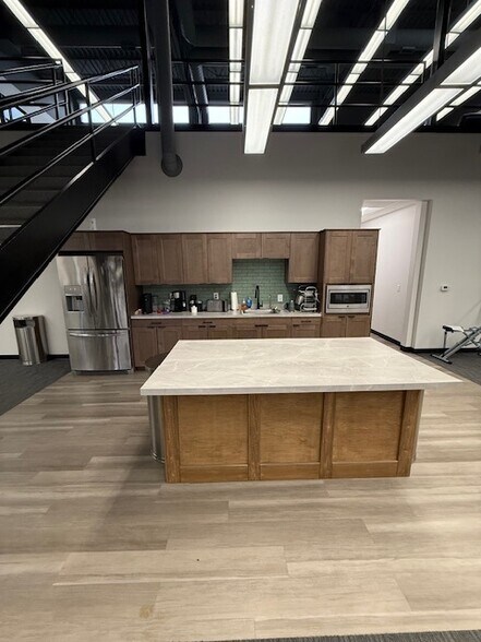 More Photos Of 2485 Directors Row, Indianapolis Office For Lease