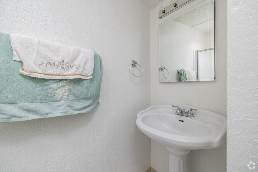 More Photos Of 1943 Vista Del Mar Ave, Los Angeles Apartments For Sale