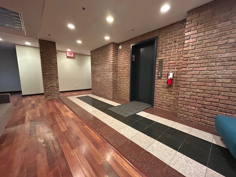 More Photos Of 1240 Meadow Rd, Northbrook Medical For Lease