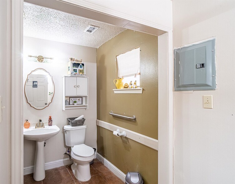 More Photos Of 102 Fletcher Dr, Del Rio General Retail For Sale