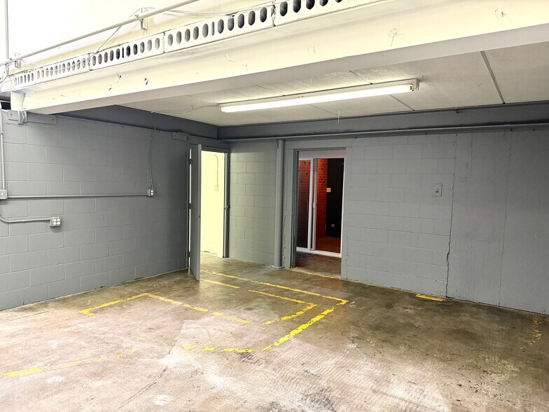 More Photos Of 3147 NE California St, Minneapolis Warehouse For Lease