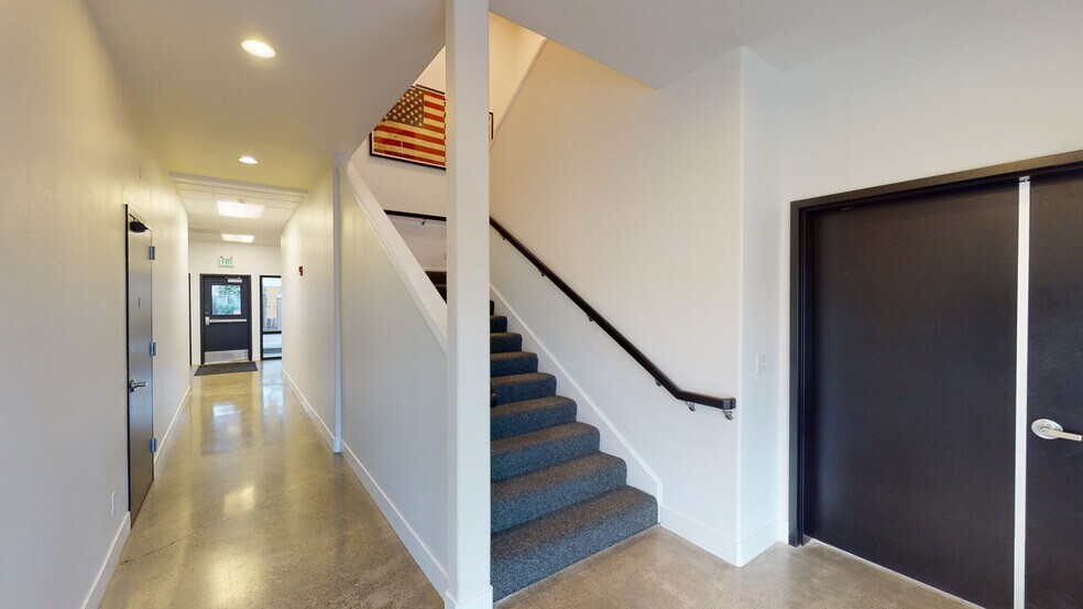 More Photos Of 1880 Willamette Falls Dr, West Linn Storefront Retail Office For Lease