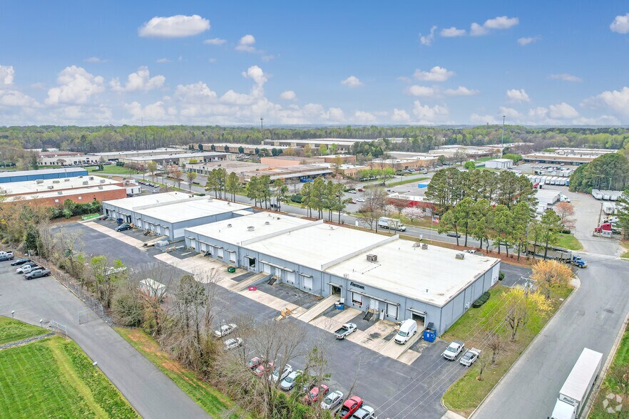 More Photos Of 1000-1022 Pressley Rd, Charlotte Warehouse For Lease