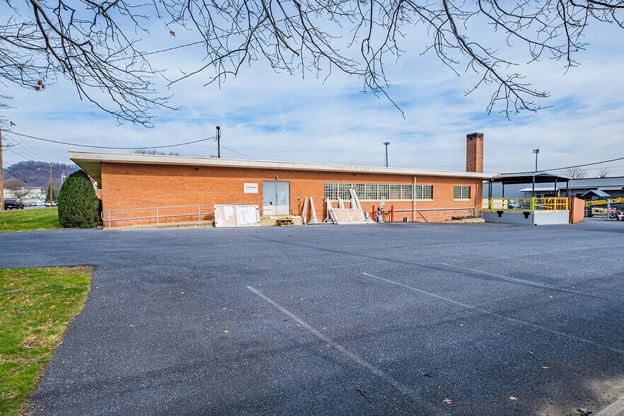 More Photos Of 4115 N 6th St, Harrisburg Warehouse For Lease