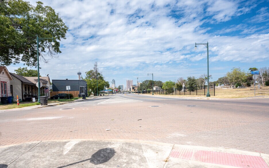 More Photos Of 1802 E Commerce St, San Antonio Auto Repair For Lease