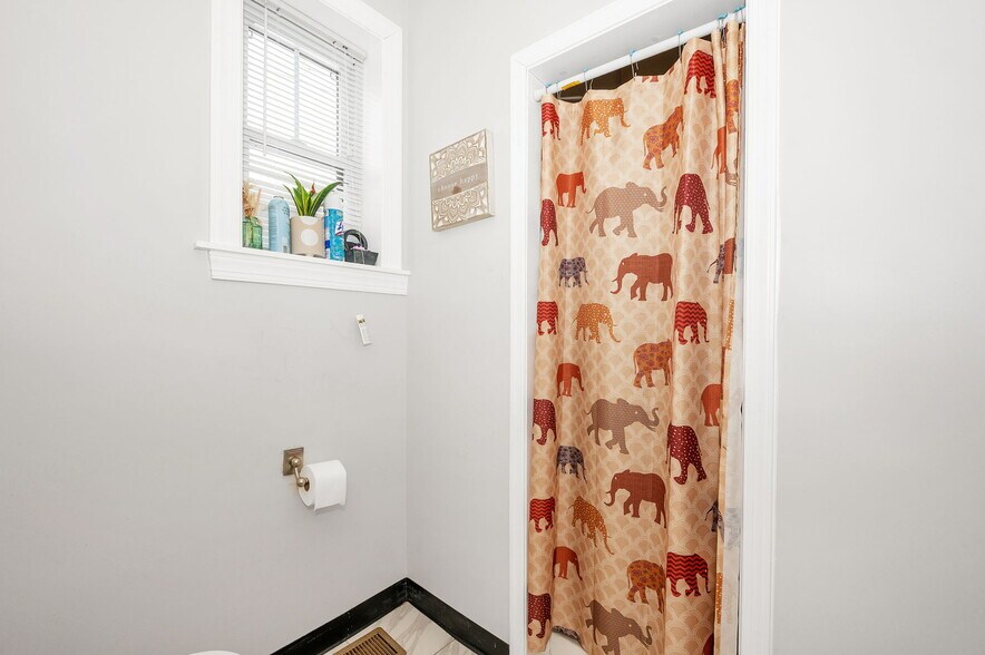 More Photos Of 4920 Belair Rd, Baltimore Office For Sale