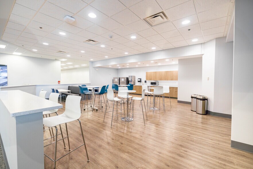 More Photos Of 35700 Van Dyke Ave, Sterling Heights Freestanding For Lease