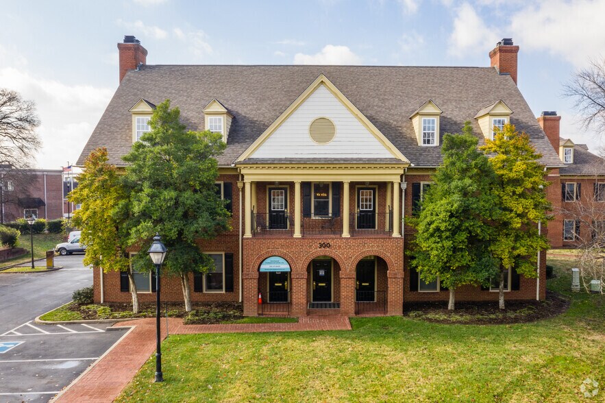 More Photos Of 104 East Park Dr, Brentwood Unknown For Lease