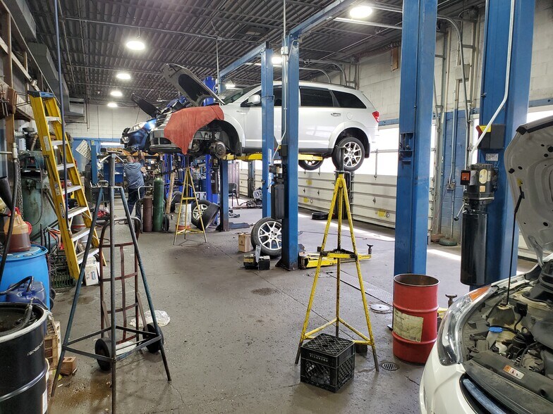 More Photos Of 1406 N Milwaukee Ave, Libertyville Auto Repair For Sale