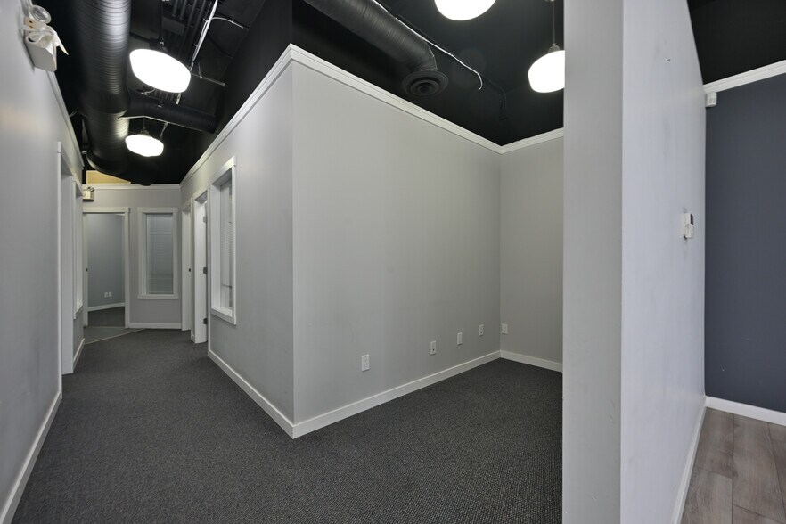 More Photos Of 15272 Croydon Dr, Surrey Light Distribution For Sale