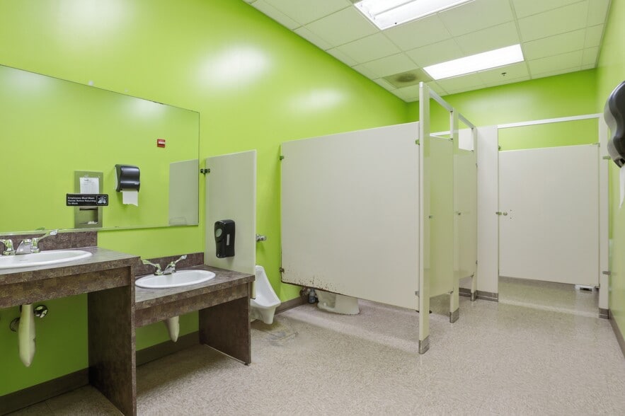 More Photos Of 23520 Overland Dr, Sterling Unknown For Lease